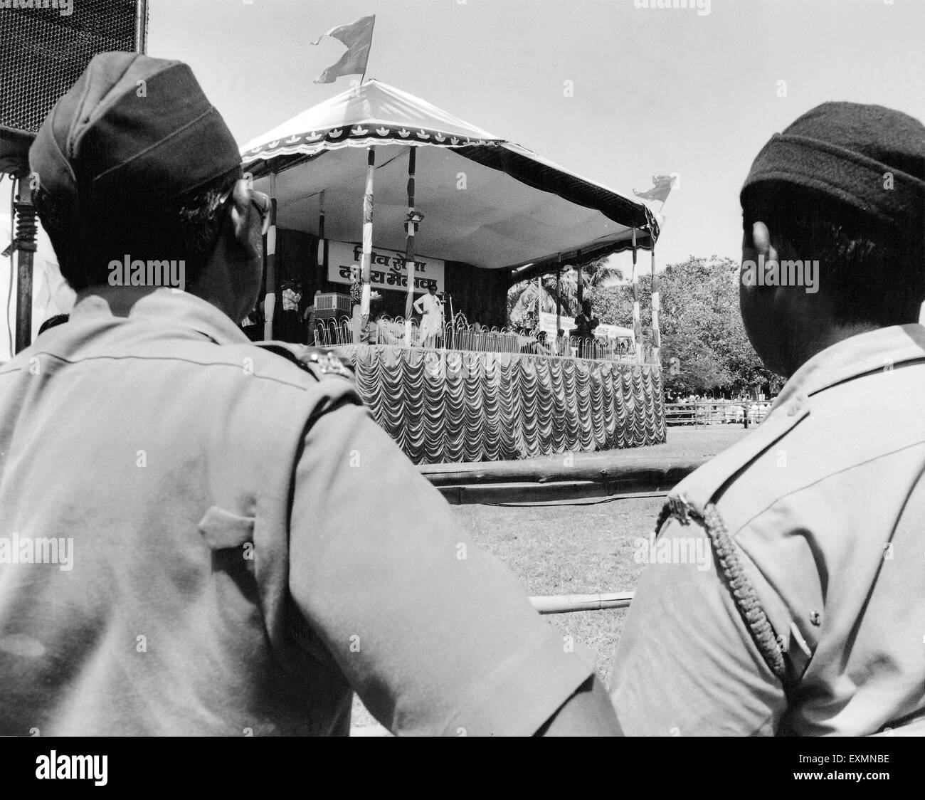 La polizia di guardia Shiv Sena incontro politico Bombay Mumbai India Maharashtra Foto Stock