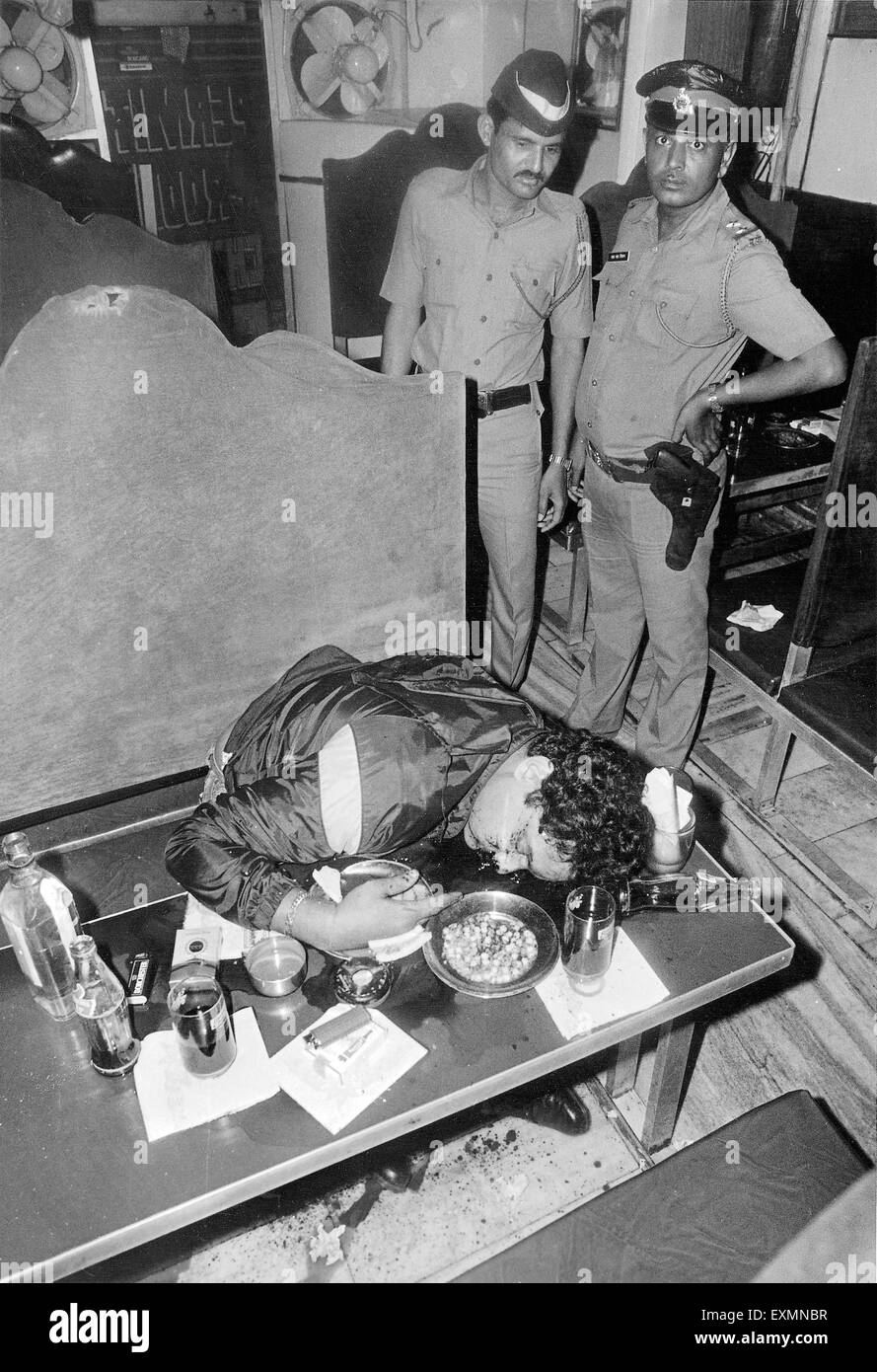 Polizia ufficiale ispezionare ucciso uomo morto in hotel criminalità scena terrore attacco Bombay Mumbai Maharashtra India Foto Stock