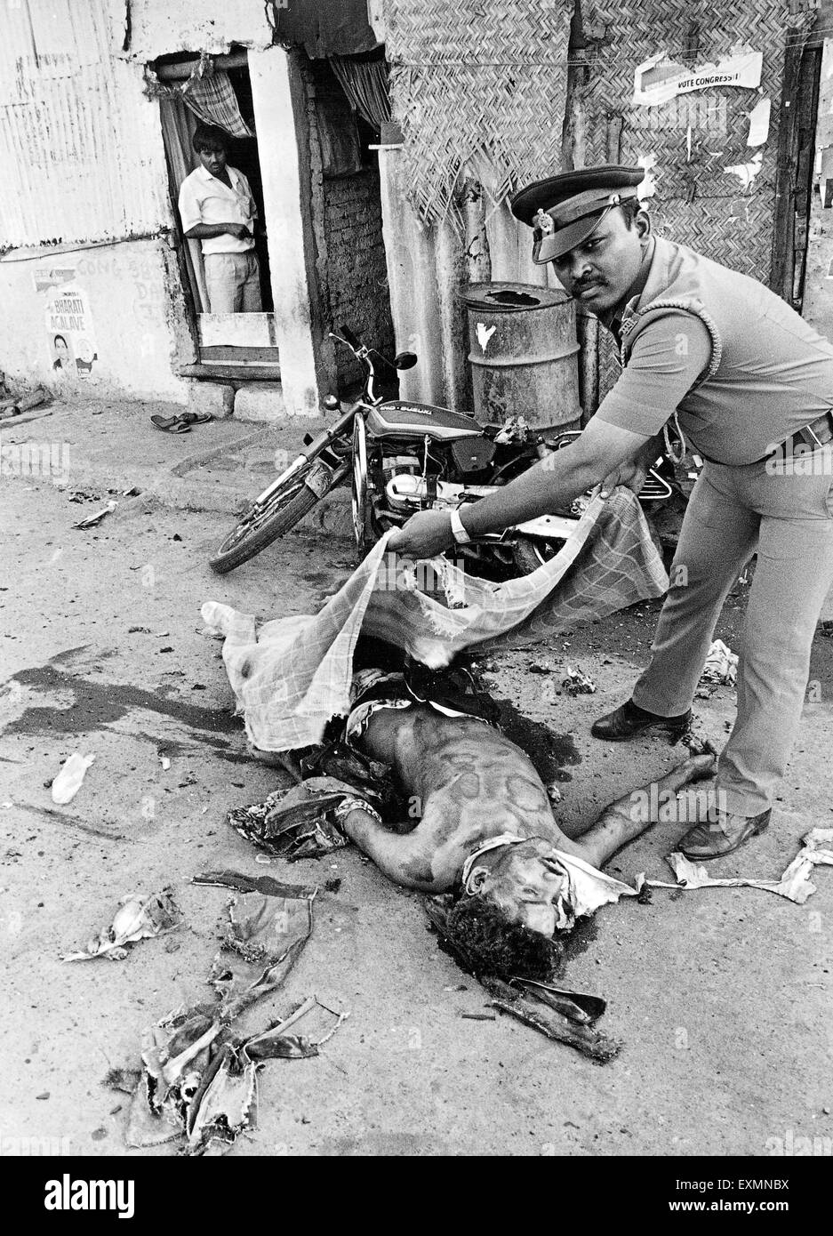 Funzionario di polizia che copre l'uomo morto Bombay Mumbai India Maharashtra Foto Stock