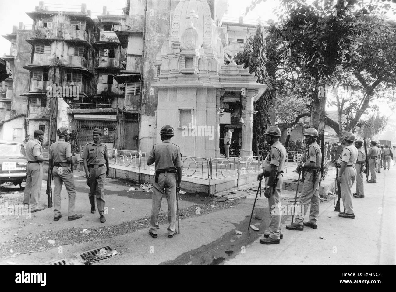 Poliziotti di guardia di un tempio indù durante disordini Bombay Mumbai India Maharashtra Foto Stock