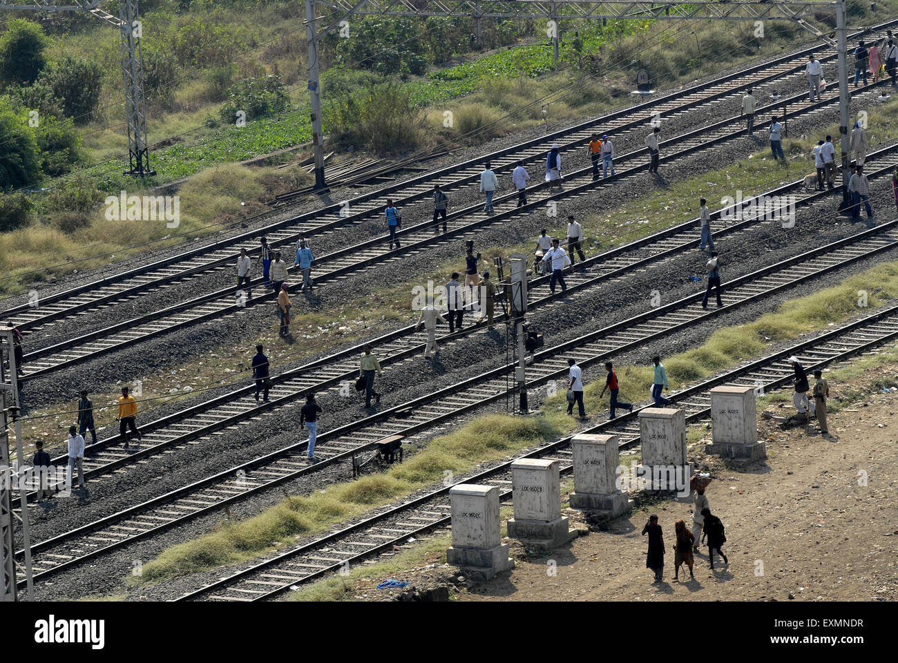 Persone che camminano sulla ferrovia ; Bombay ; Mumbai ; Maharashtra ; India ; Asia ; Asia ; indiano Foto Stock