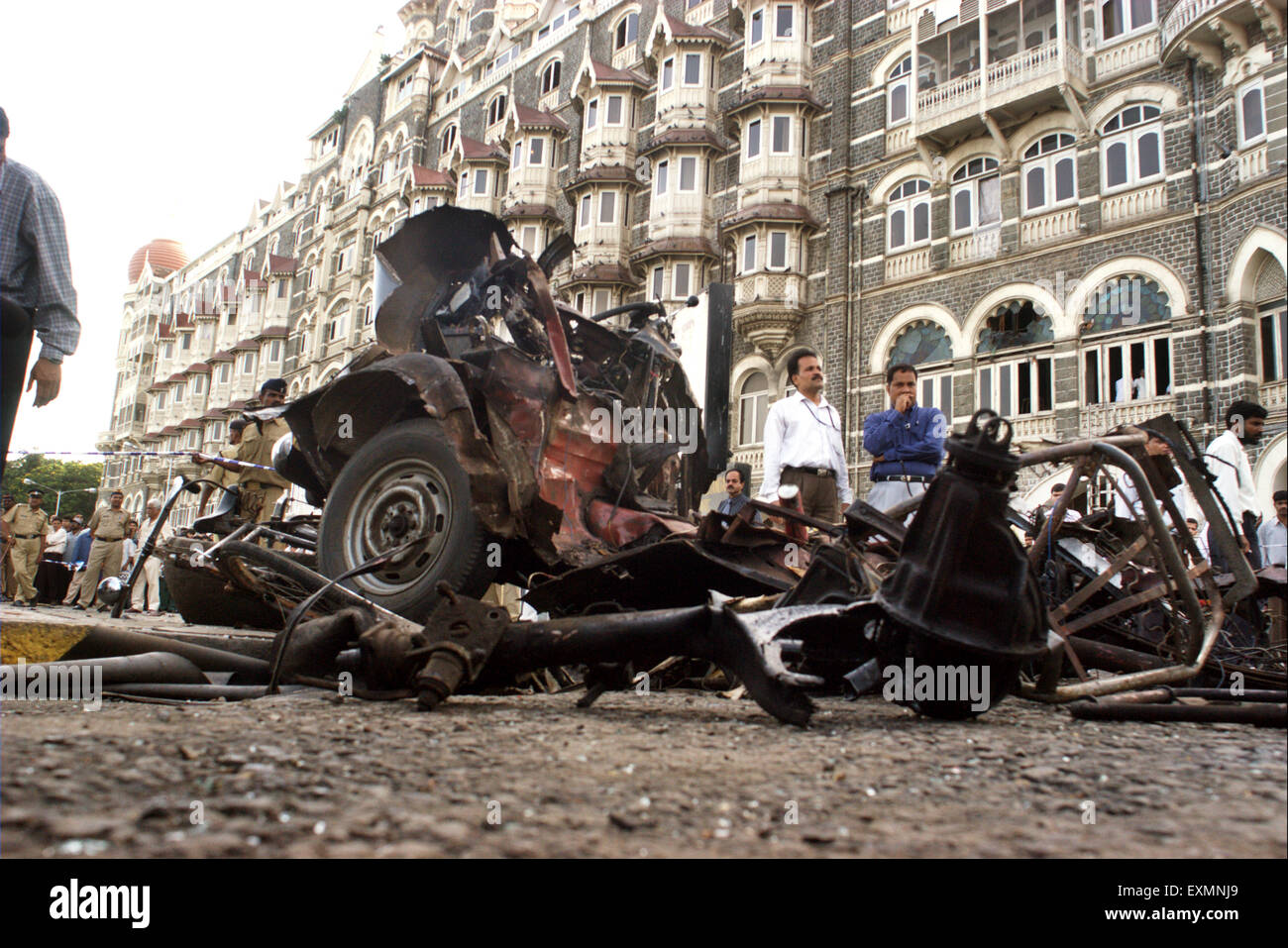 Auto rimane danni esplosione bomba blast Taj Mahal Hotel Gateway dell India Bombay Mumbai India Maharashtra Foto Stock