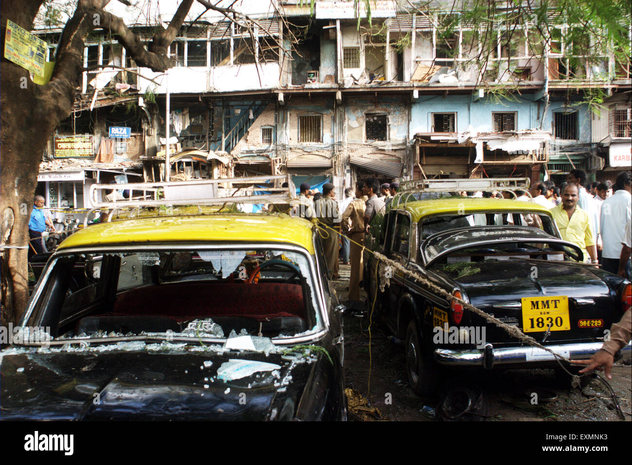 Vetro del parabrezza rotto i taxi danni bomba esplosione Zaveri Bazaar Kalbadevi Bombay Mumbai India Maharashtra Foto Stock