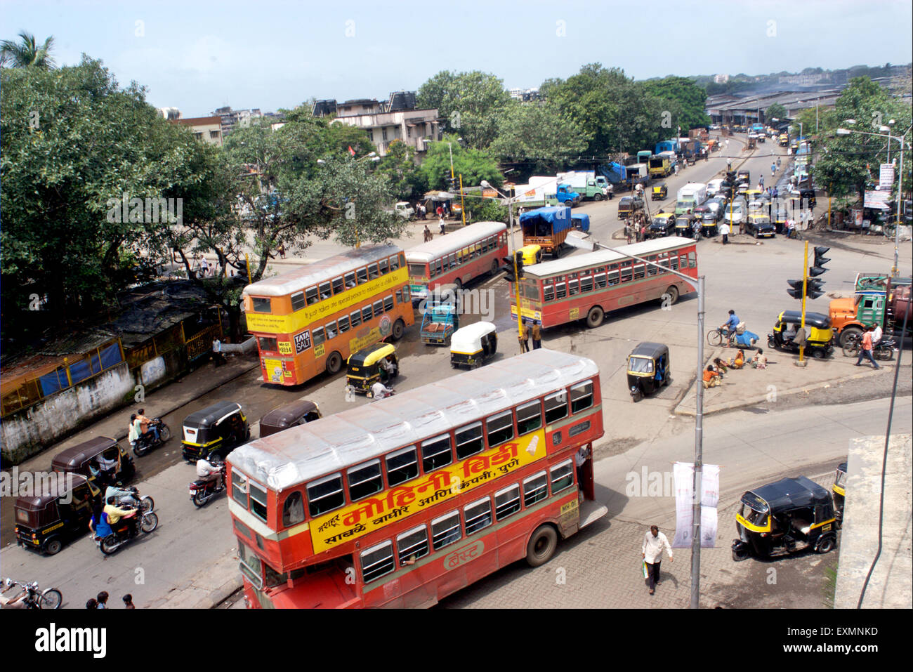 Miglior autobus risciò motorizzati biciclette traffico principali bivio rotatoria Lal Bahadur Shastri Marg Kurla Mumbai India Maharashtra Foto Stock