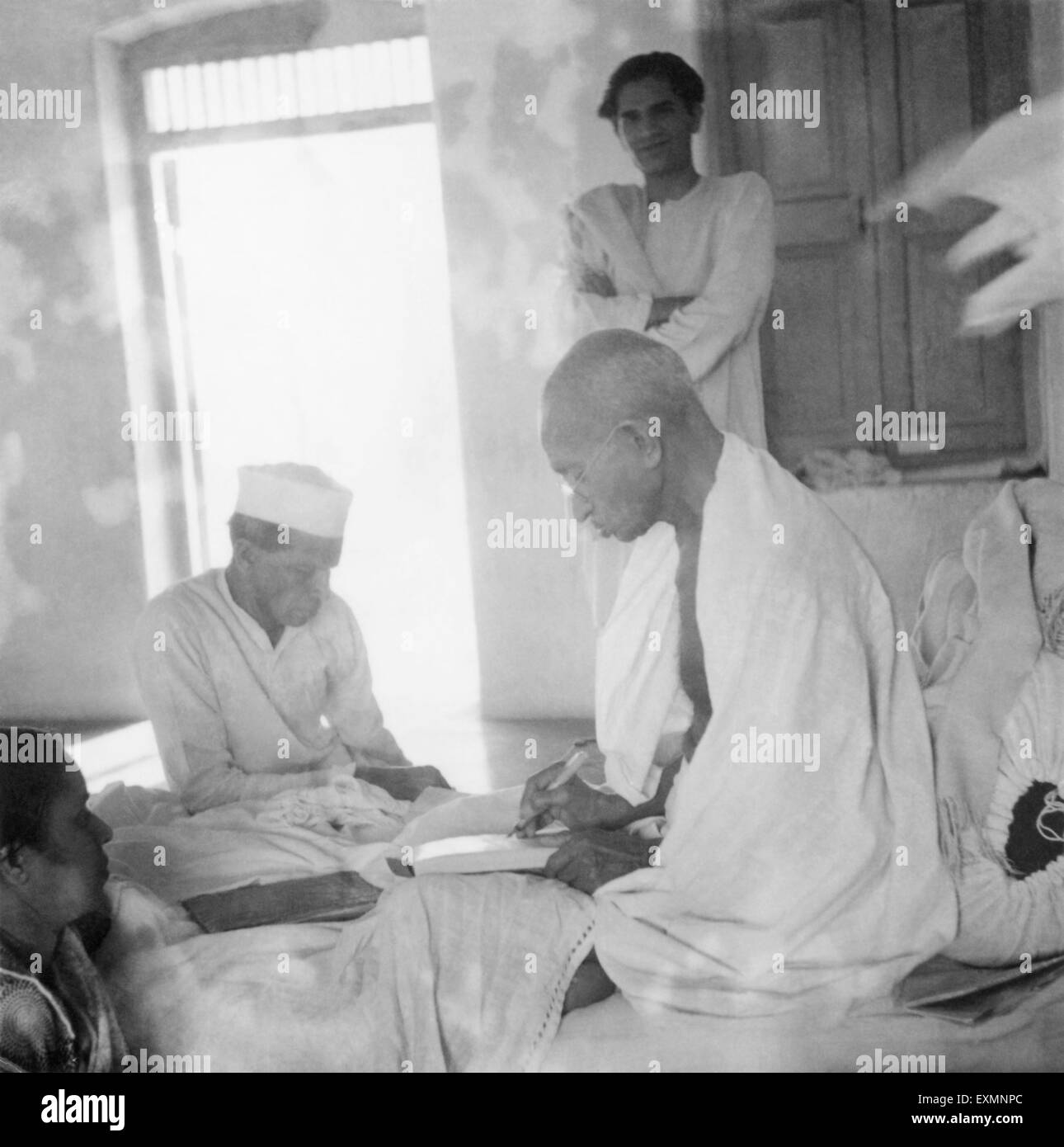 Il Mahatma Gandhi appena dopo la rottura il suo veloce al Rashtriyashala Ashram Rajkot Marzo 1939 accanto il Mahatma Gandhi Jamnadas Gandhi Foto Stock