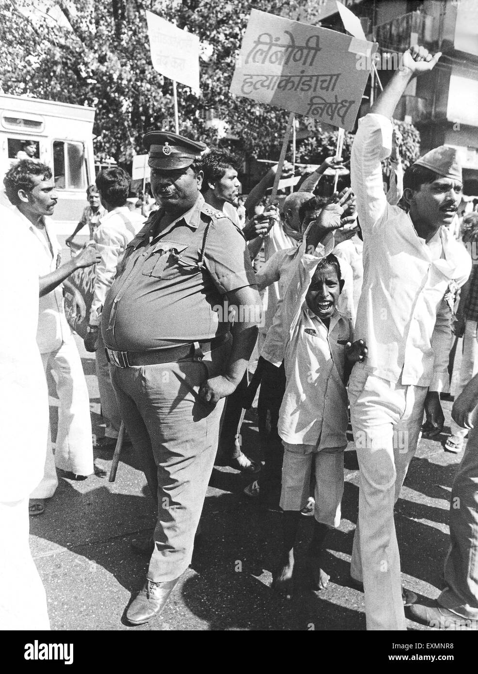 Funzionario di polizia manifestanti agitando la dimostrazione Bombay Mumbai India Maharashtra Foto Stock
