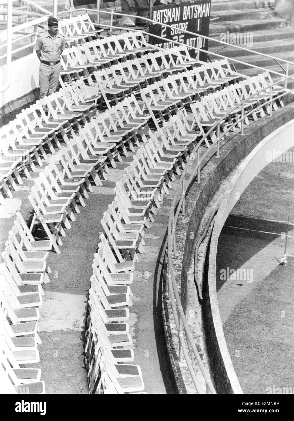 Poliziotto in servizio allo stadio vuoto di cricket Bombay Mumbai Maharashtra India Indian Foto Stock