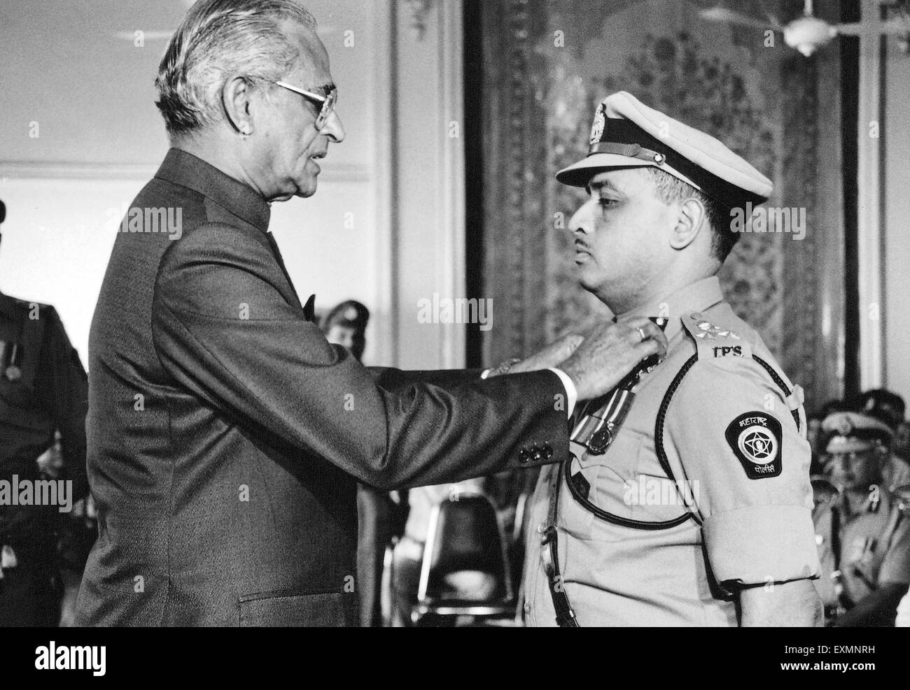 Governatore P C Alexander onorare l'ufficiale di polizia Bombay Mumbai Maharashtra India Foto Stock