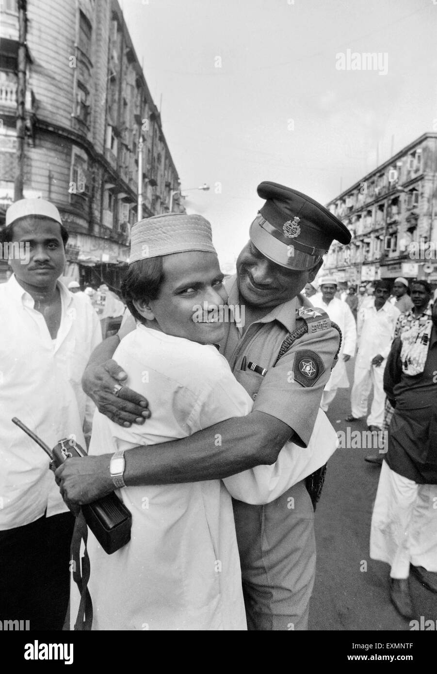 Uomo di polizia abbracciando musulmana del Maharashtra Mumbai India Foto Stock