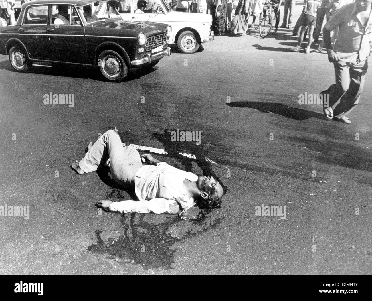 L'uomo morto incidente stradale mumbai india street Foto Stock