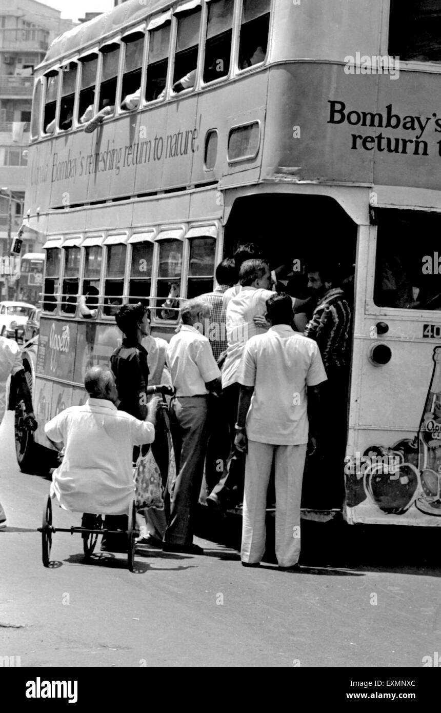 Handicap uomo imbarco MIGLIORE autobus, bombay, mumbai, maharashtra, india, asia Foto Stock