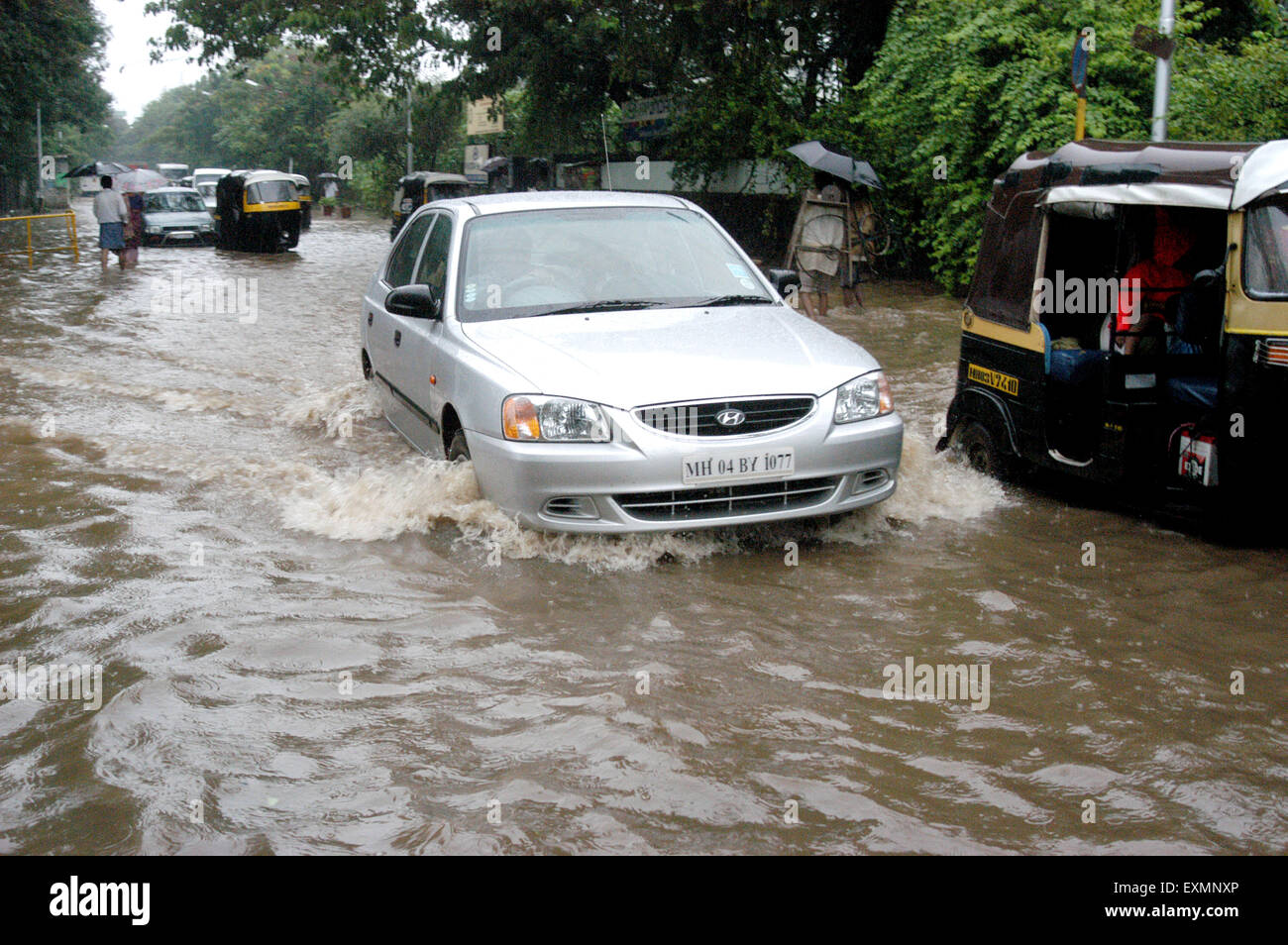 Auto wading allagata strada acqua monsone Vidyavihar Bombay Mumbai India Maharashtra Foto Stock