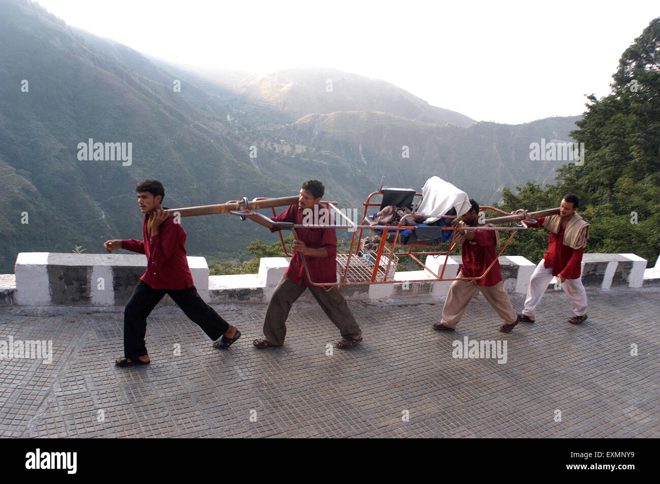 Svuotare palanquin andando fino a riportare il pellegrino Vaishnodevi Katra Jammu India Foto Stock