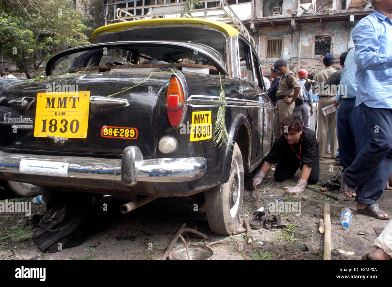 Taxi danni terrore bomba a Zaveri Bazaar Kalbadevi Bombay città di Mumbai India Maharashtra Foto Stock