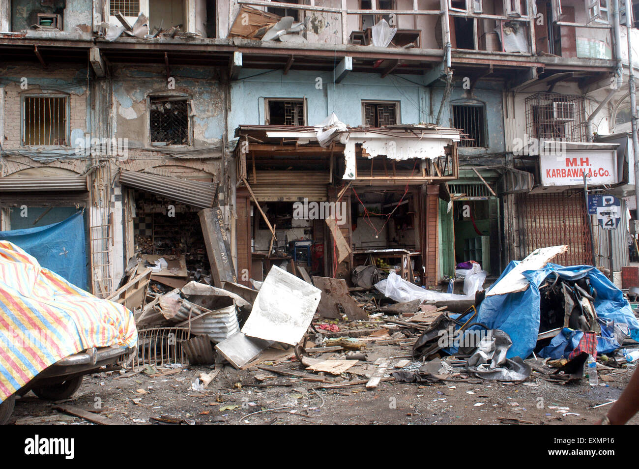 Negozi danneggiati da potenti esplosivi bomba blast Zaveri Bazaar Kalbadevi Bombay Mumbai India Maharashtra Foto Stock