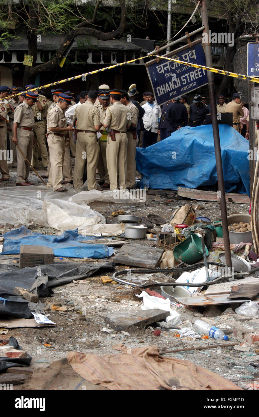 Il team di poliziotti di ispezione del sito blast a Dhanji Street Zaveri Bazaar nella trafficata area Kalbadevi Bombay Mumbai India Foto Stock