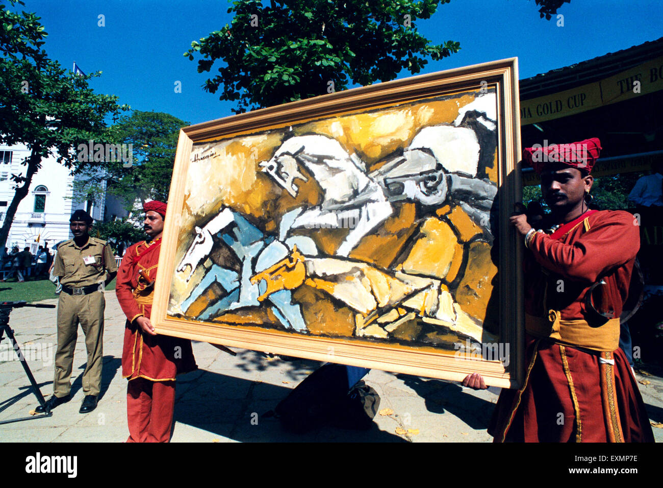 Maqbool Fida Husain MF Husain indiani moderni pittore di riconoscimenti a livello internazionale la pittura per asta mahalaxmi race course Mumbai India Foto Stock