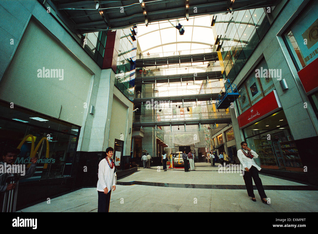 Interni bivio shopping mall Bombay Mumbai India Maharashtra Foto Stock