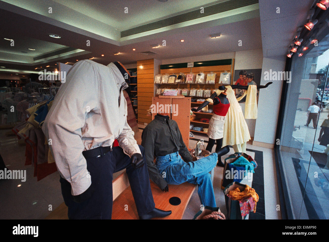 Display manichini vetrina bivio shopping mall Bombay Mumbai India Maharashtra Foto Stock