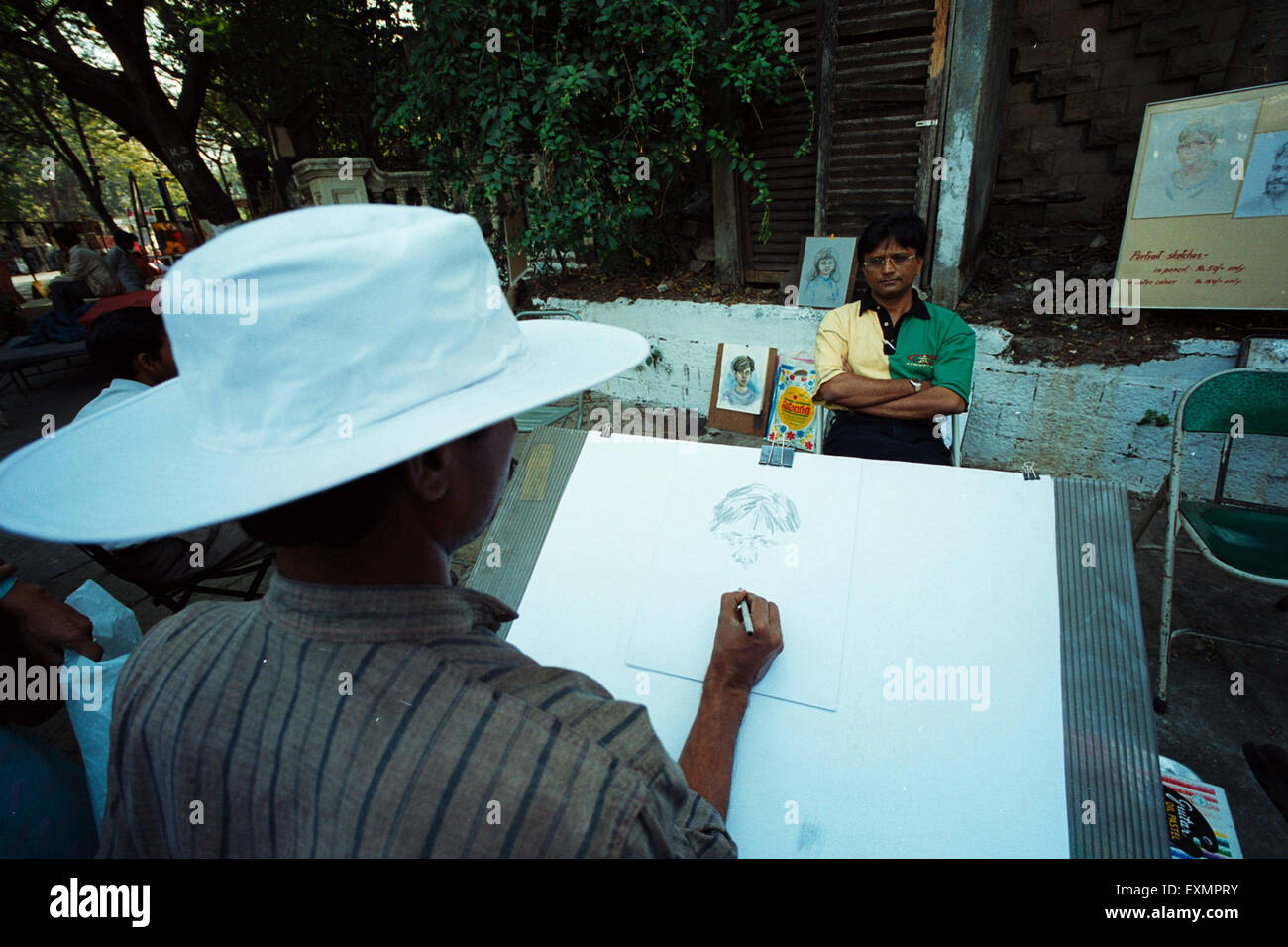 Artista rendendo ritratto arte plaza kala ghoda marciapiede mumbai india Foto Stock