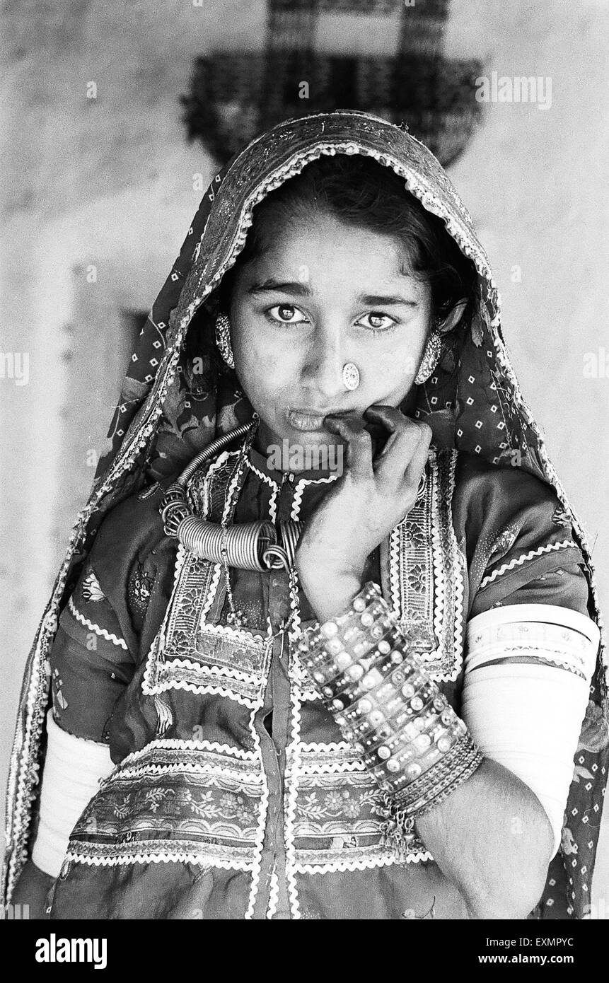 Donna Ludia villaggio nel distretto di Kutch Gujarat India Foto Stock