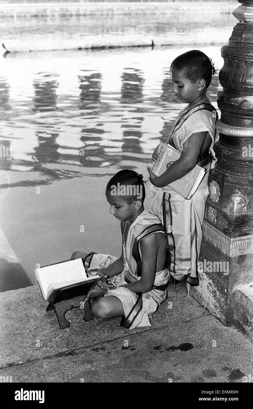 Giovani allievi di prahlada gurukula in apprendimento udipi sanscrito karnataka india Foto Stock