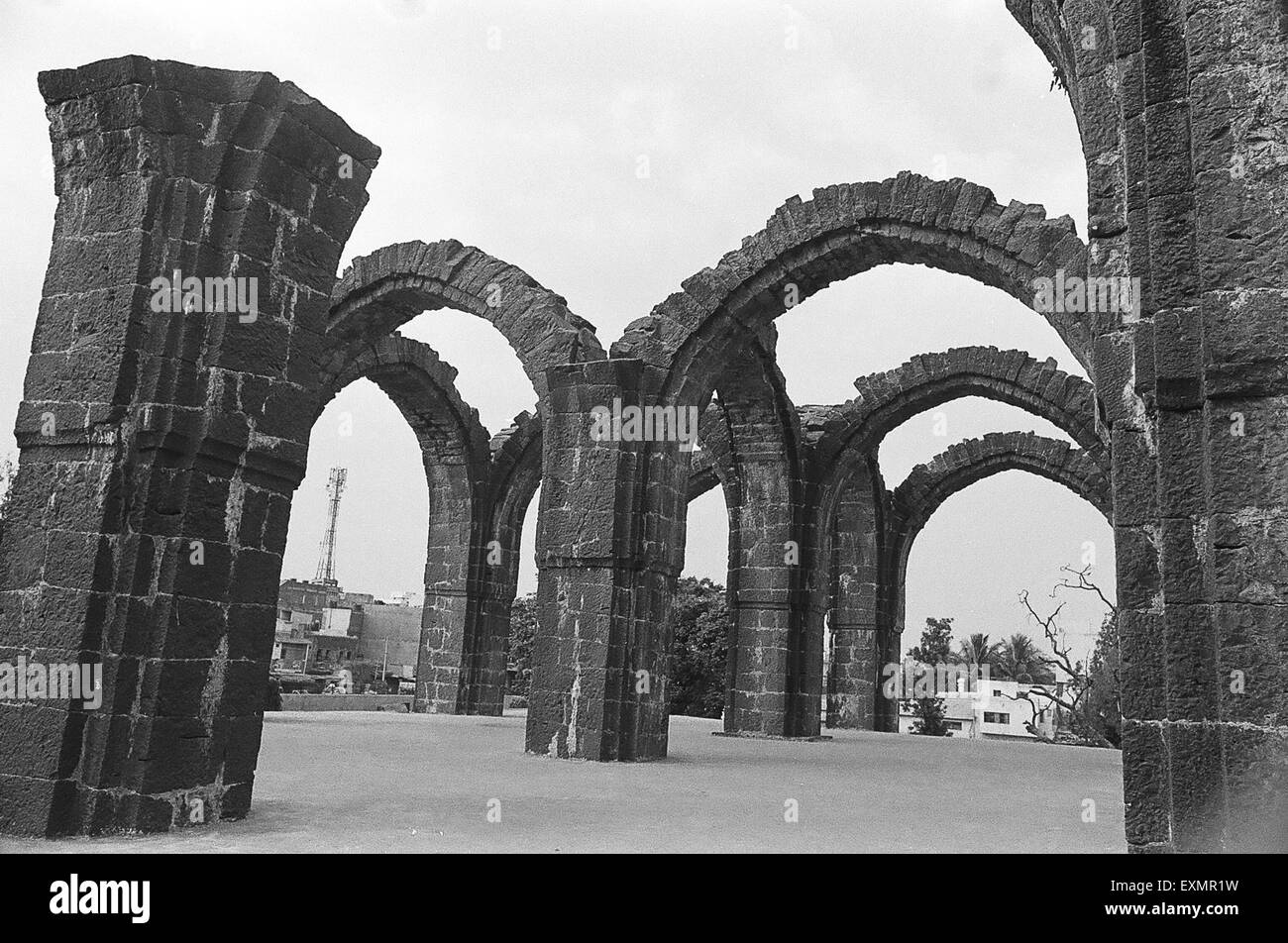 Bara kaman incompiuta archi del mausoleo di Adil Shah seconda del sesto secolo monumento archeologico Bijapur Karnataka Foto Stock