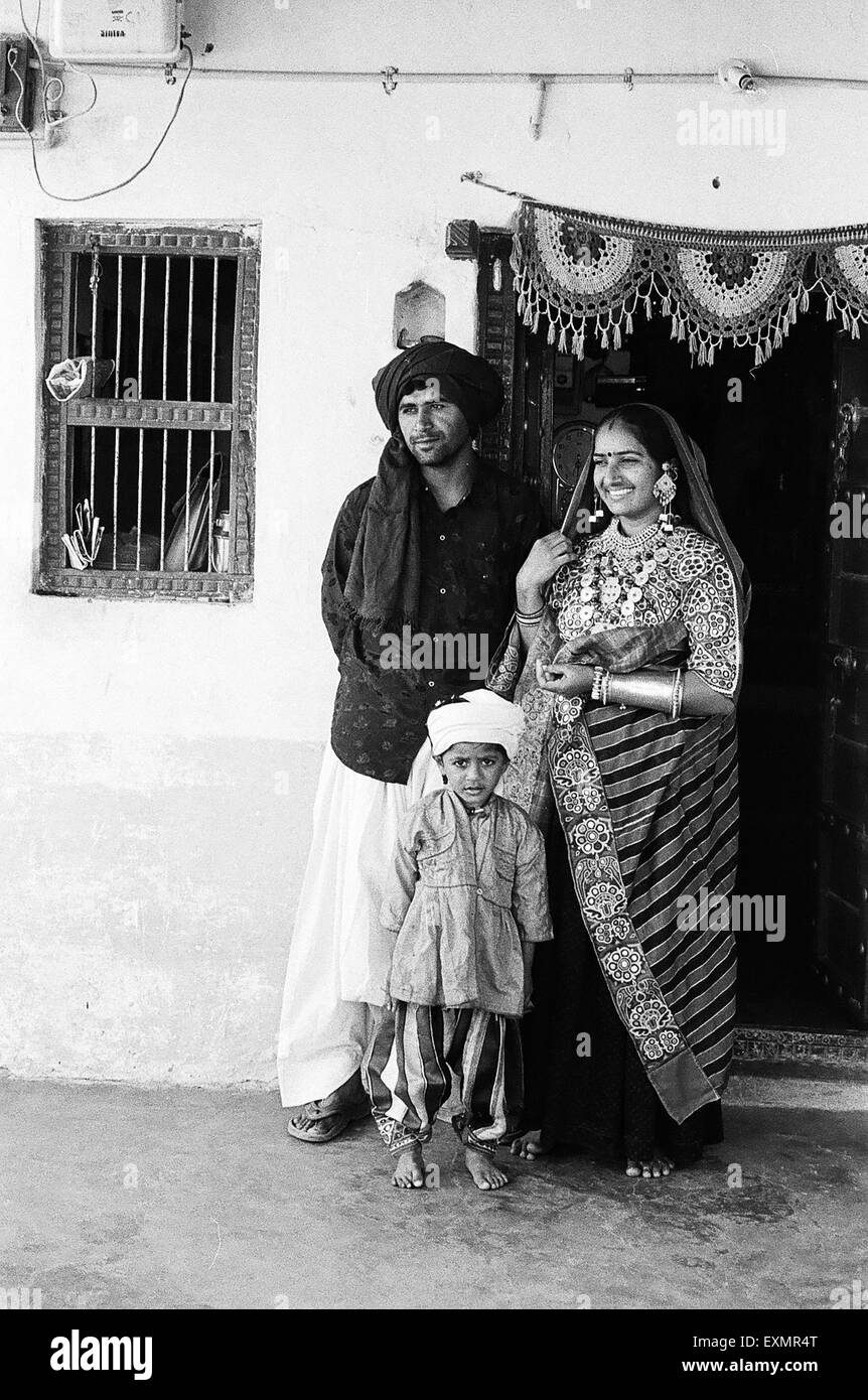 Indian famiglia rurale in abito tradizionale villaggio Ghanthali kutch Gujarat India Foto Stock