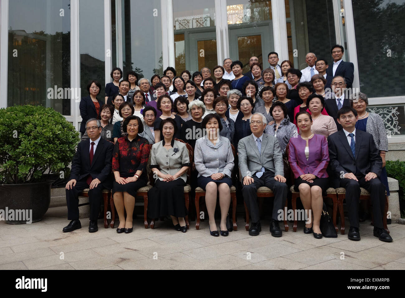 Pechino, Cina. Il 15 luglio 2015. Un gruppo di orfani giapponesi che sono state sollevate dalle famiglie cinesi dopo il Popolo cinese della guerra di resistenza contro l'Aggressione giapponese posano per una foto di gruppo con personale specializzato cinese prima di un ricevimento tenuto per loro da Cina-giappone Associazione di amicizia a Pechino Capitale della Cina, 15 luglio, 2015. Credito: Yang Yijun/Xinhua/Alamy Live News Foto Stock