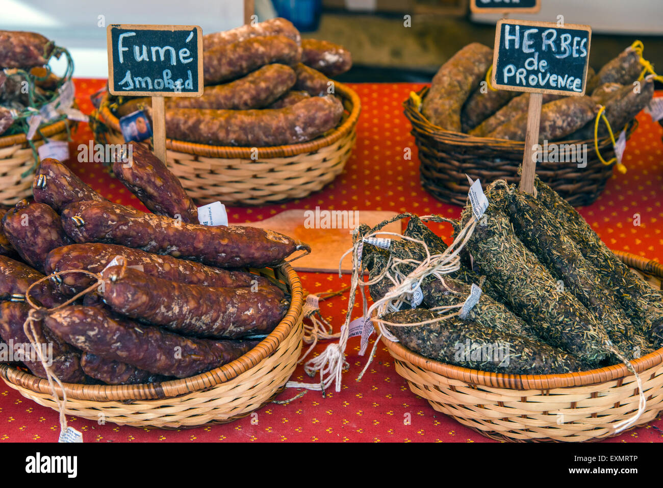 I salumi locali o salsiccia in vendita presso il mercato, Carpentras, Provenza, Francia Foto Stock