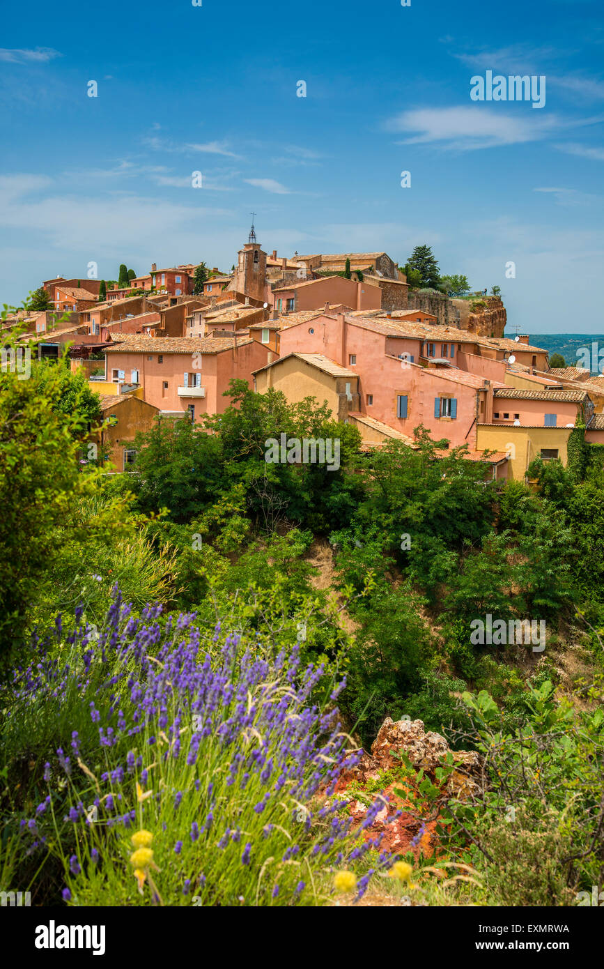 Vista del villaggio di Roussillon, Provenza, Francia Foto Stock