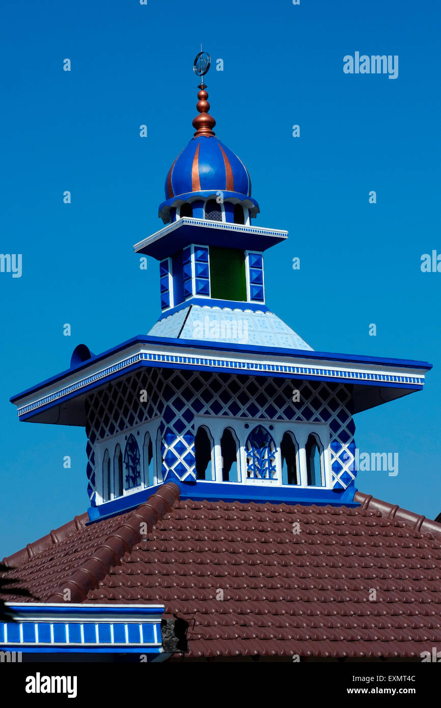 Minareto in diverse sfumature sulla sommità di una piccola moschea contro un profondo cielo blu in java indonesia Foto Stock