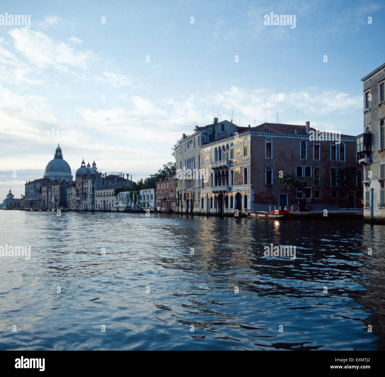 Prachtbauten am Canal Grande in der Lagunenstadt Venedig, ITALIEN 1980er Jahre. Splendidi palazzi sul Canal Grande nella città lagunare Venezia, Italia degli anni ottanta. Foto Stock