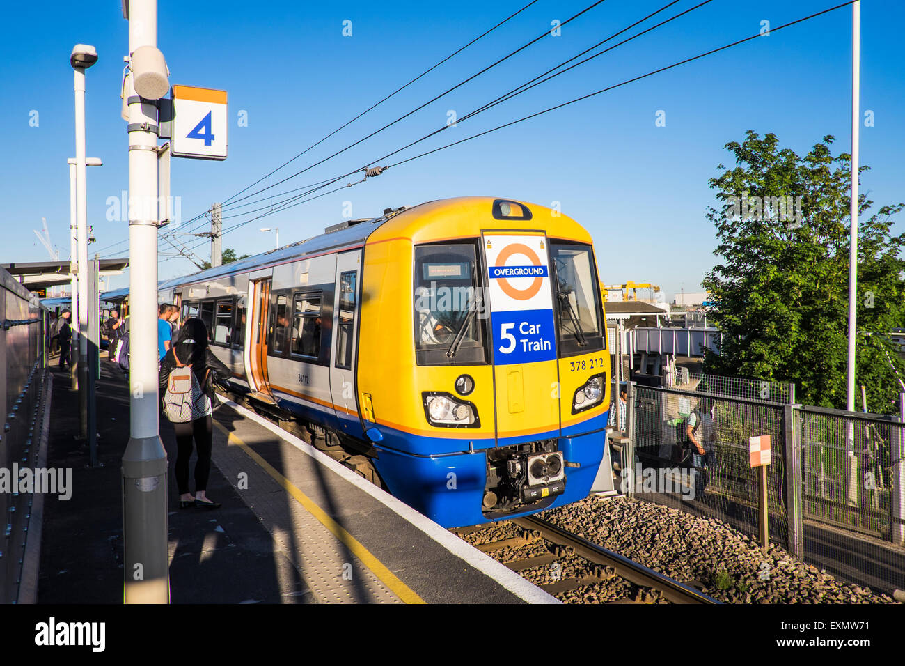 5 auto treno Overground a Willesden Junction, London, England, Regno Unito Foto Stock