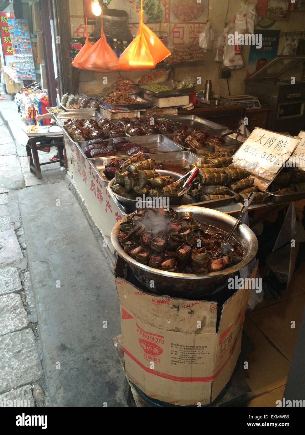 Se le immagini potrebbero odore (tenere il naso) - cibo di strada in Zhujiajao, Cina Foto Stock