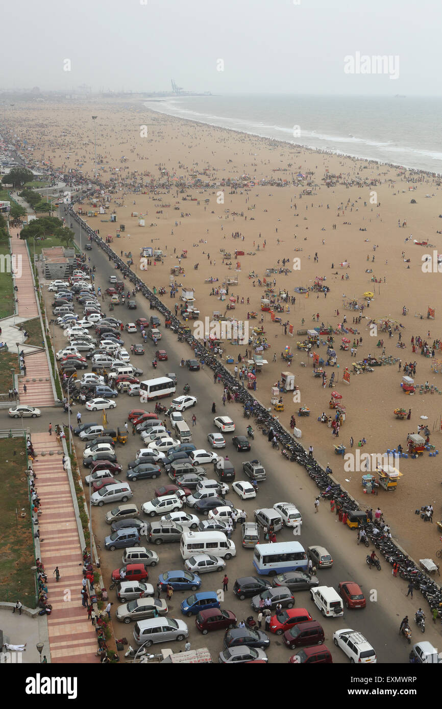 Fine settimana folle e ca completo parco sulla spiaggia di Marina di Chennai Foto Stock