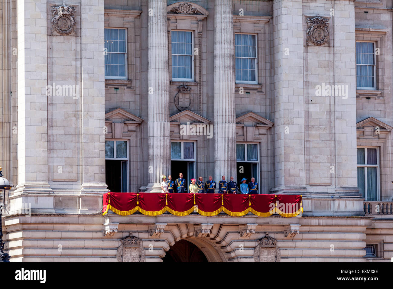 La famiglia reale britannica in piedi sul balcone di Buckingham Palace a Londra, Inghilterra Foto Stock