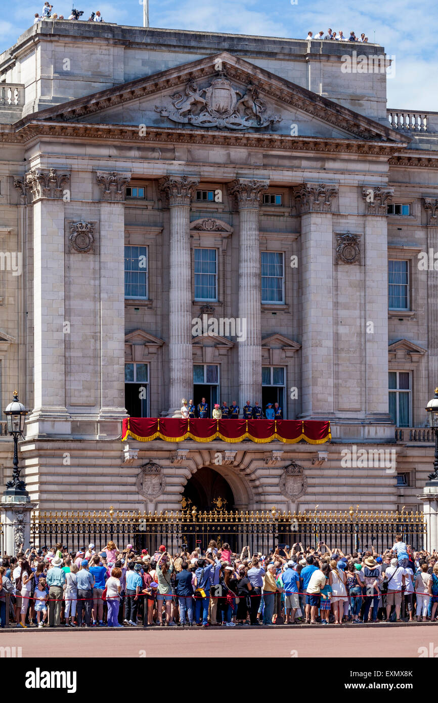 La famiglia reale britannica in piedi sul balcone di Buckingham Palace a Londra, Inghilterra Foto Stock