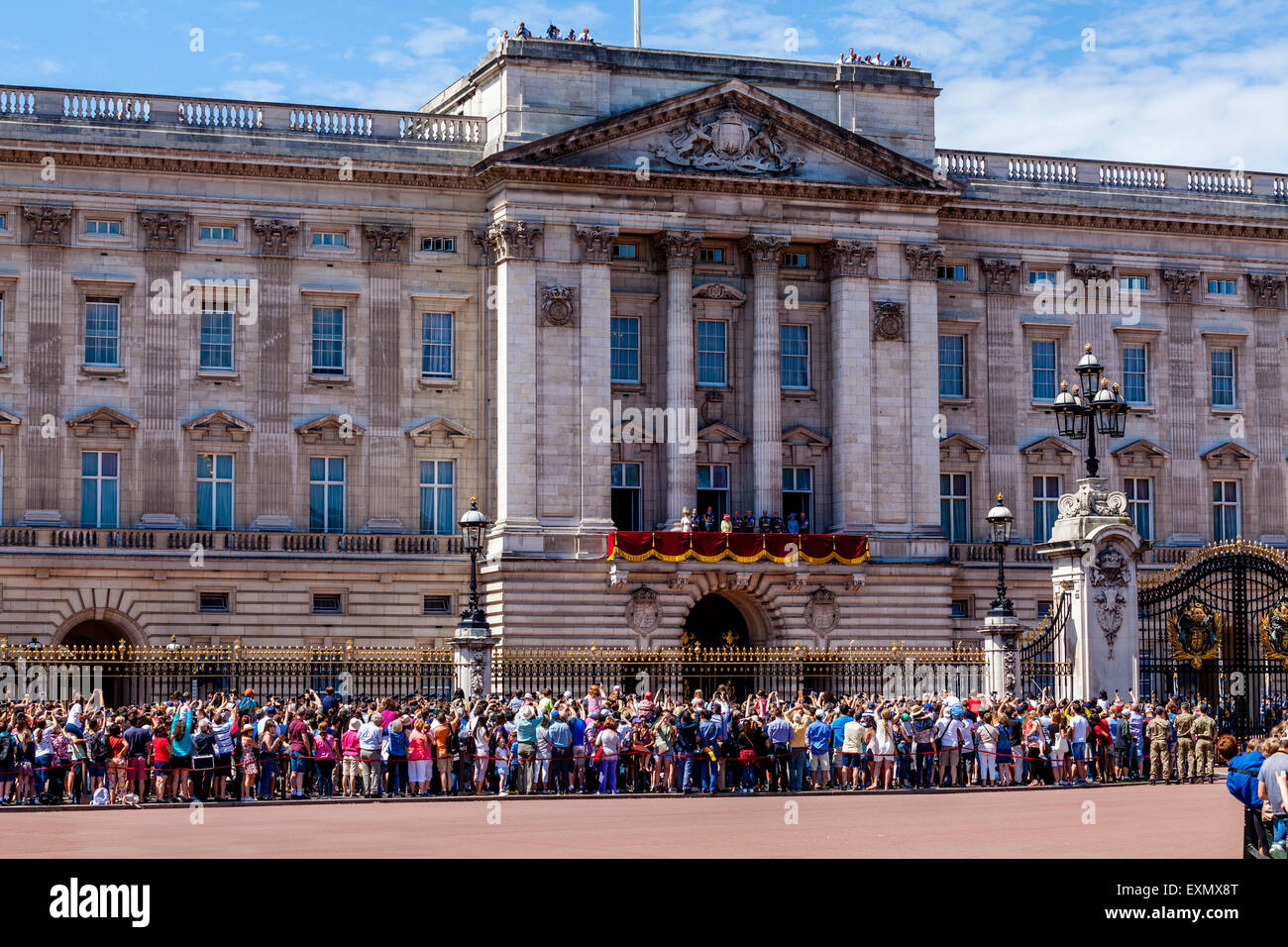 La famiglia reale britannica sul balcone di Buckingham Palace a Londra, Inghilterra Foto Stock