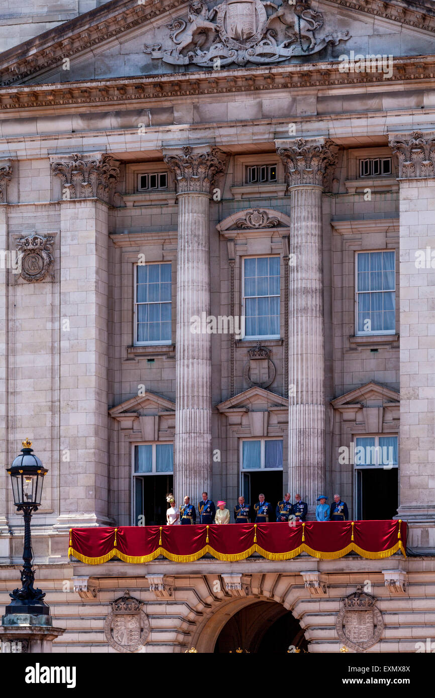 La famiglia reale britannica in piedi sul balcone di Buckingham Palace a Londra, Inghilterra Foto Stock