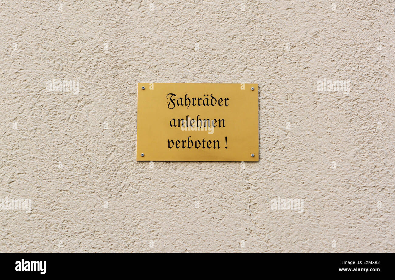 Segno tedesco sulla parete rappresentata proibisce di magro le loro biciclette contro l'edificio - Fahrraeder anlehnen verboten! Foto Stock