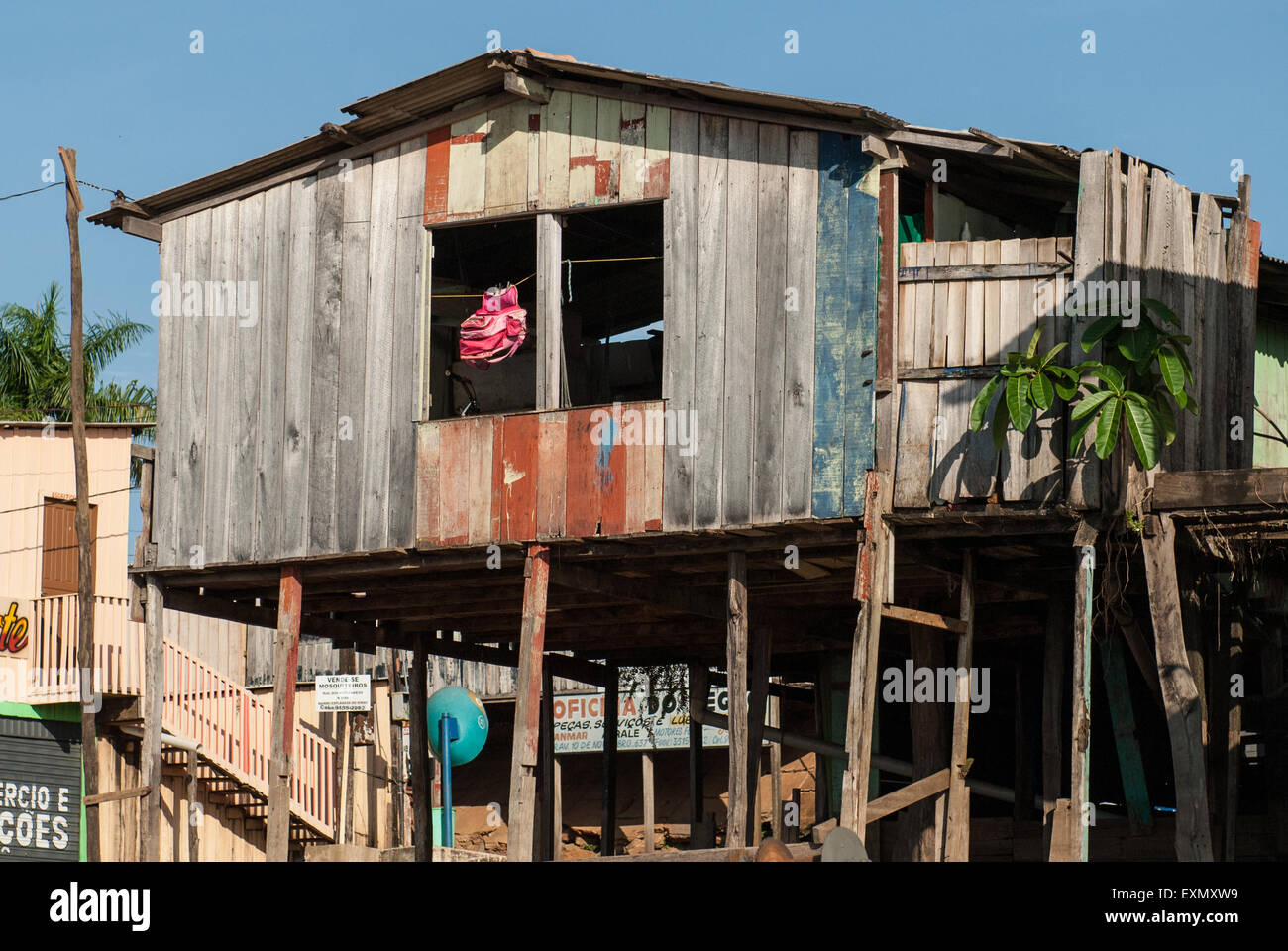 Porta di Altamira, Para Stato, Brasile. Boatbuilder della casa. Foto Stock