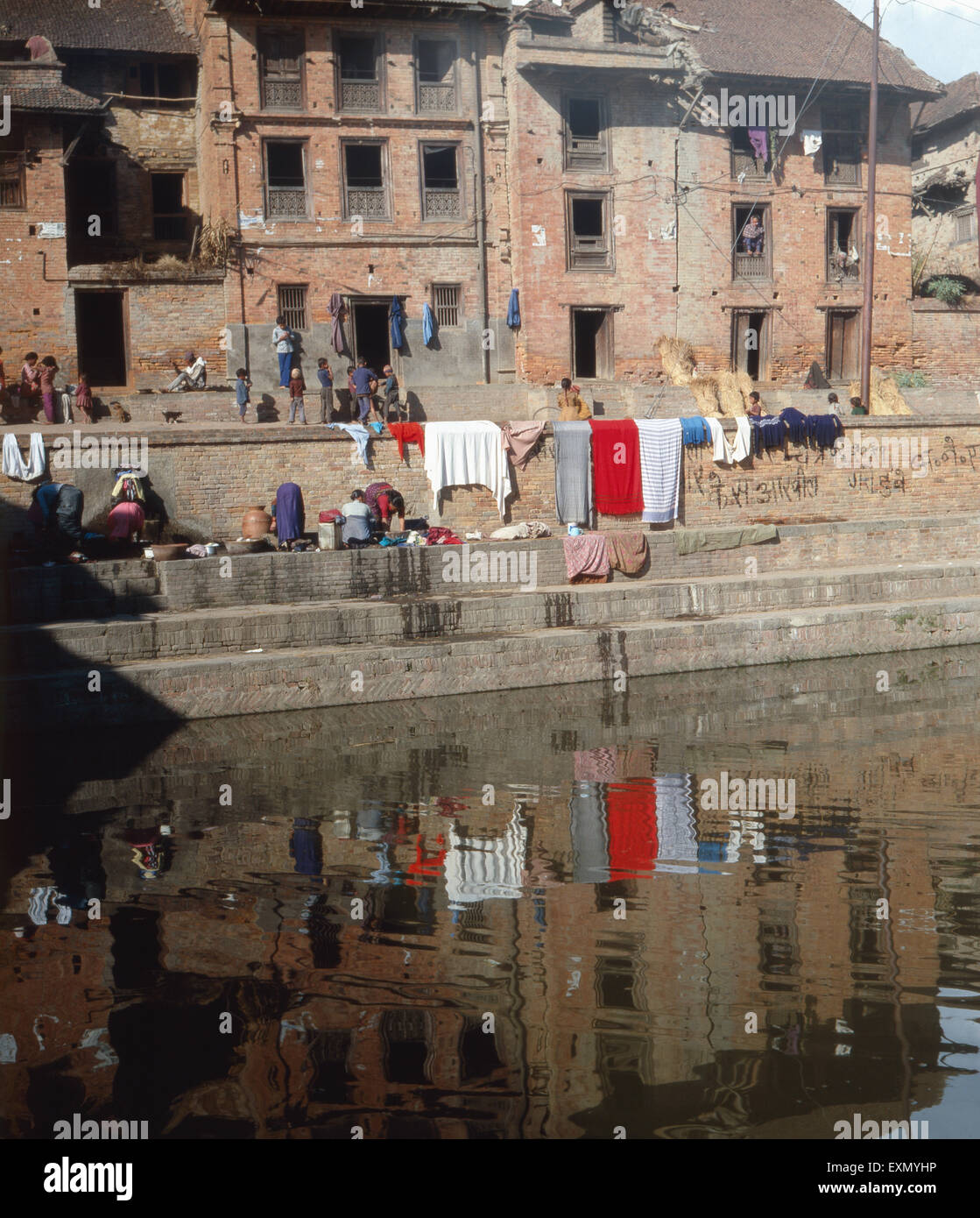 Der Waschplatz eines newarischen Dorfs in Chapagaun, Nepal 1970er Jahre. L'area di lavaggio di un villaggio Newar in Chapagaun, Nepal 1970s. Foto Stock