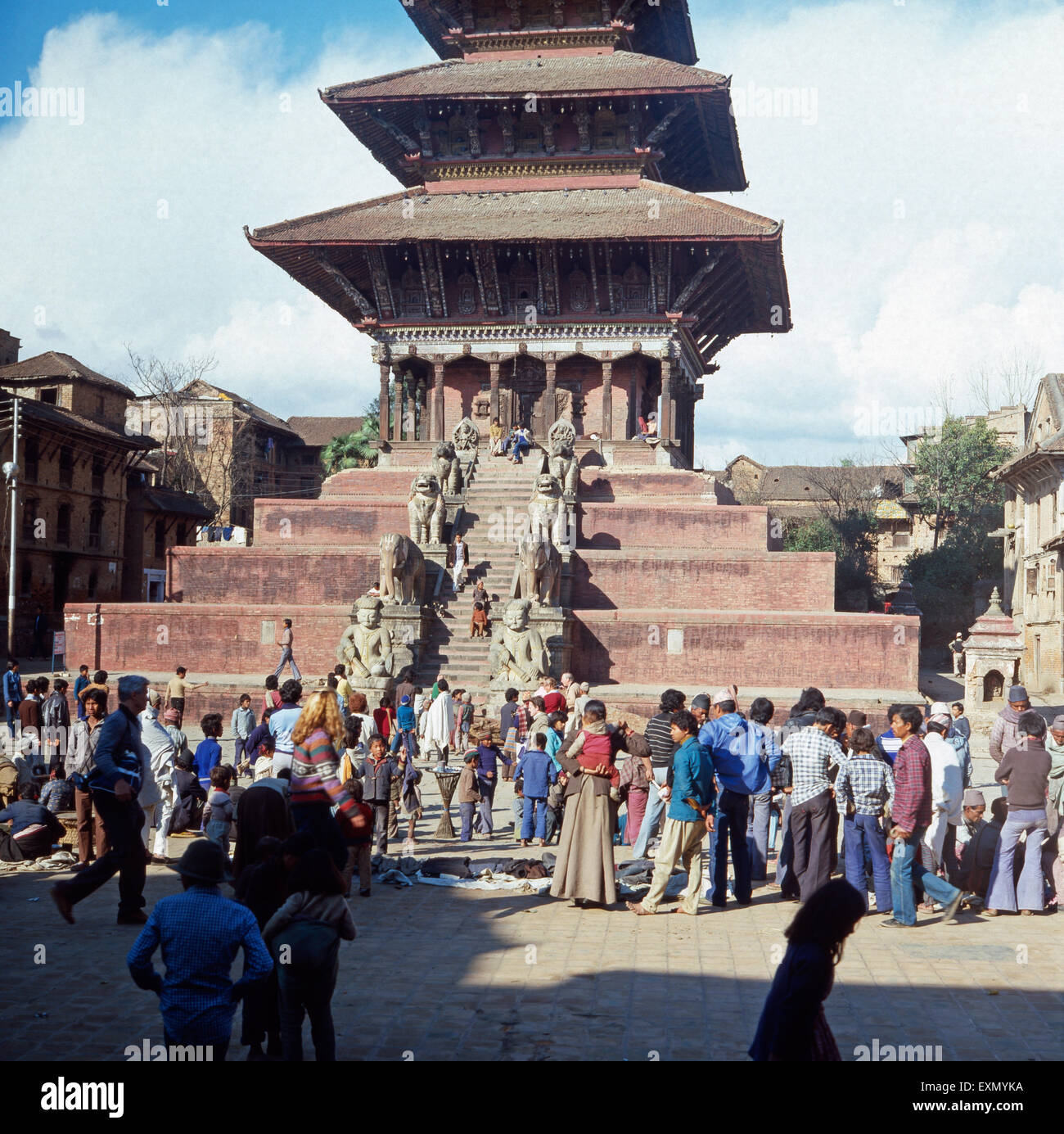 Besichtigung des Nyatapola-Tempel von Bhaktapur im Kathmandu-Tal, Nepal 1970er Jahre. Visitazione del tempio Nyatapola di Bhaktapur nella valle di Kathmandu, Nepal 1970s. Foto Stock