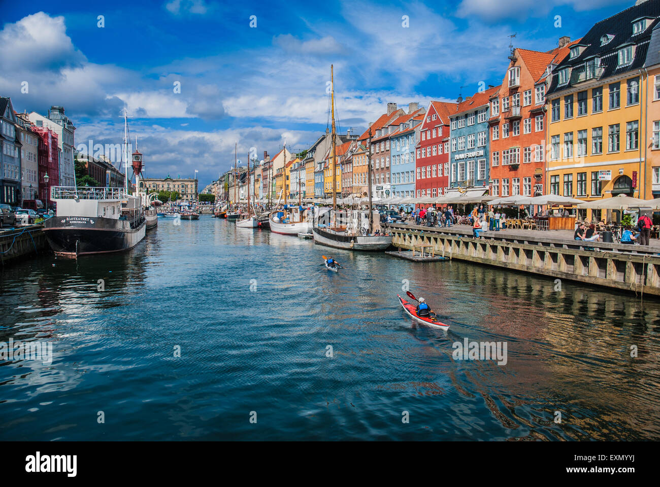 Nyhavn, un secolo XVII waterfront a Copenaghen, in una giornata di sole con case di citta' del diciottesimo secolo e bar, caffetterie e ristoranti. Foto Stock