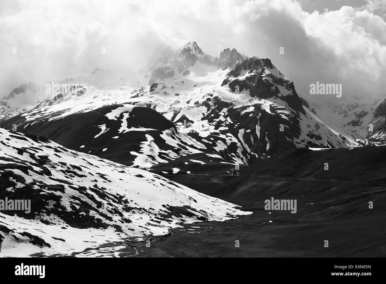 Vista delle aiguilles de l'argentiere montagne, Col du glandon e d926 strada da vicino il Col de la Croix de fer, sulle alpi francesi. Foto Stock