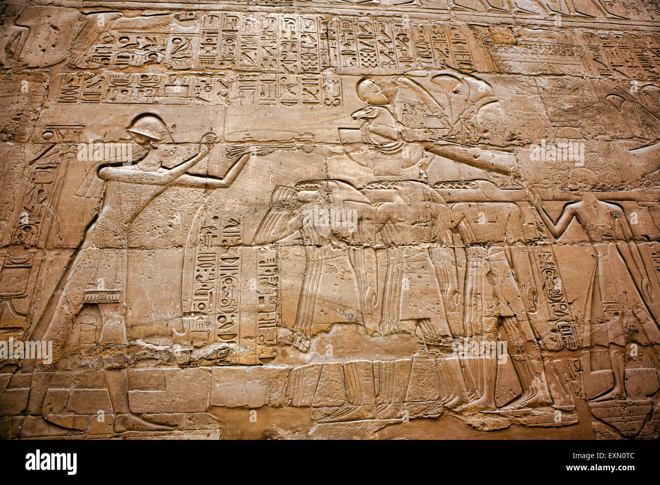 Sculture Antiche sulle colonne all'interno del tempio di Karnak in Egitto. Foto Stock