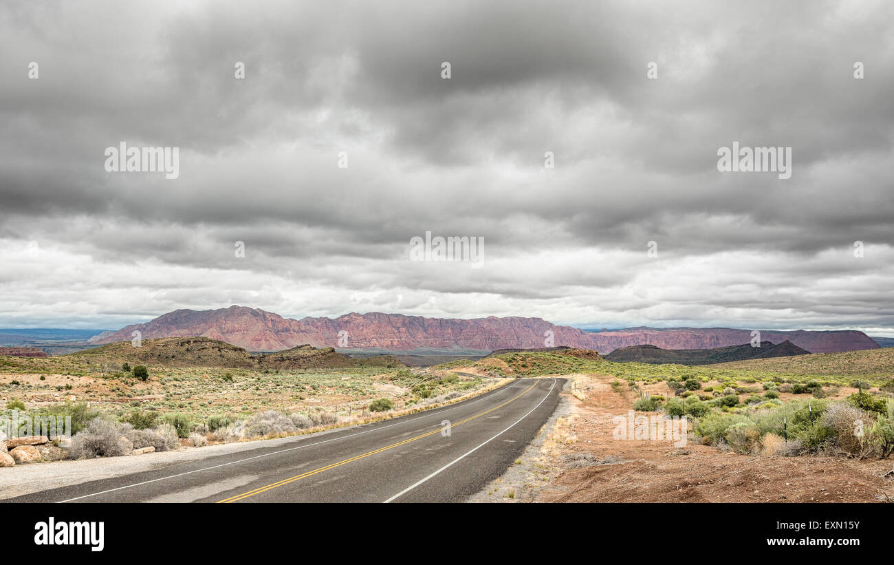 Low-hanging nuvole sopra la prenotazione Paiute sulla vecchia strada statale 91, Nevada. Foto Stock