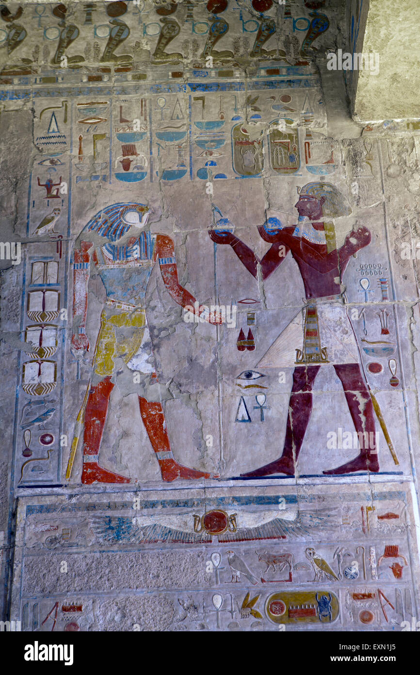 Antichi dipinti sulle pareti all'interno del tempio di Hatshepsut a Luxor Egitto. Foto Stock