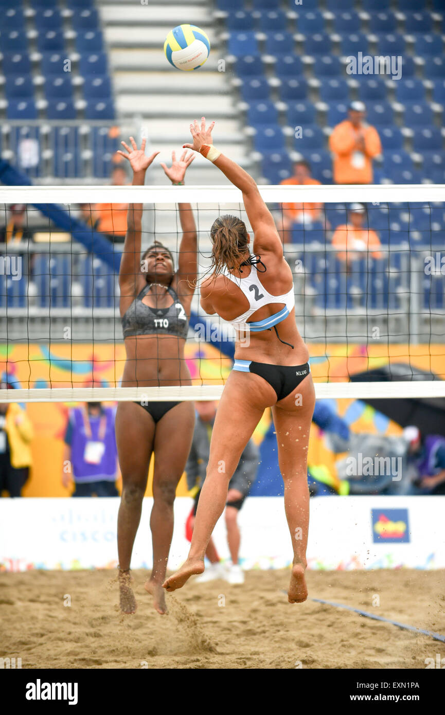 Toronto, Ontario, Canada. 14 Luglio, 2015. Le donne di Beach Volley corrispondono al 2015 Giochi Panamericani a Toronto in Canada. Argentina batte Trinidad e Tobago 2-0.Team Argentina: GALLAY ANA e KLUG GEORGINA. Il team di Trinidad e Tobago: DYETTE L'Ayana e DAVIDSON Malika Credit: Igor Vidyashev/ZUMA filo/Alamy Live News Foto Stock